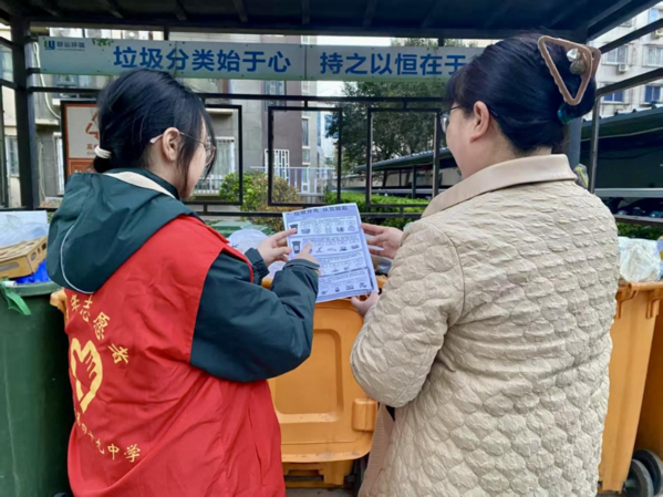 学子化身“社区小管家” (4)